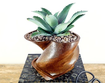 3D Printed wood geometric plant pot and saucer. Modern organic wood decor - great for cacti and succulents, or as a flower pot. Gift idea!