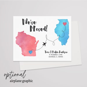 Puede incluir: Una tarjeta blanca con una ilustraci&oacute;n de acuarela azul y rosa de Wisconsin e Illinois. Los estados est&aacute;n conectados por una l&iacute;nea punteada con un peque&ntilde;o avi&oacute;n gr&aacute;fico. El texto "We've Moved!" est&aacute; en texto negro en la parte superior de la tarjeta. El texto "Tom & Katie Jackson" est&aacute; en texto negro en la parte inferior de la tarjeta, junto con su direcci&oacute;n.
