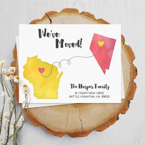 Puede incluir: Una tarjeta blanca con el texto "We've Moved!" y una ilustraci&oacute;n de acuarela de los estados de Wisconsin y Nevada. La tarjeta tambi&eacute;n incluye el texto "The Harper Family, 18 Mountview Drive, Battle Mountain, NV 89820."