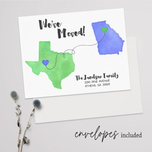 Puede incluir: Una tarjeta de anuncio de mudanza con una ilustraci&oacute;n de acuarela de Texas y Georgia. La tarjeta dice "We've Moved!" e incluye el texto "The Jacobsen Family, 2010 Pine Avenue, Athens, GA 30601".