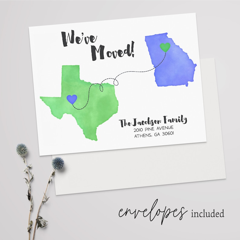 Puede incluir: Una tarjeta de anuncio de mudanza con una ilustraci&oacute;n de acuarela de Texas y Georgia. La tarjeta dice "We've Moved!" e incluye el texto "The Jacobsen Family, 2010 Pine Avenue, Athens, GA 30601".
