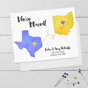 Puede incluir: Una tarjeta de anuncio de mudanza con una ilustraci&oacute;n de acuarela de Texas y Ohio. Los estados est&aacute;n conectados por una l&iacute;nea punteada con corazones al final de cada l&iacute;nea. El texto dice "We've Moved!" y "John & Amy Roberts, 458 Fair Drive, Marion, OH 45861."