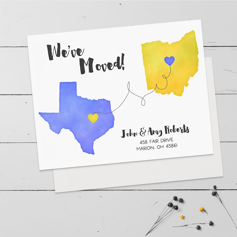 Puede incluir: Una tarjeta de anuncio de mudanza con una ilustraci&oacute;n de acuarela de Texas y Ohio. Los estados est&aacute;n conectados por una l&iacute;nea punteada con corazones al final de cada l&iacute;nea. El texto dice "We've Moved!" y "John & Amy Roberts, 458 Fair Drive, Marion, OH 45861."