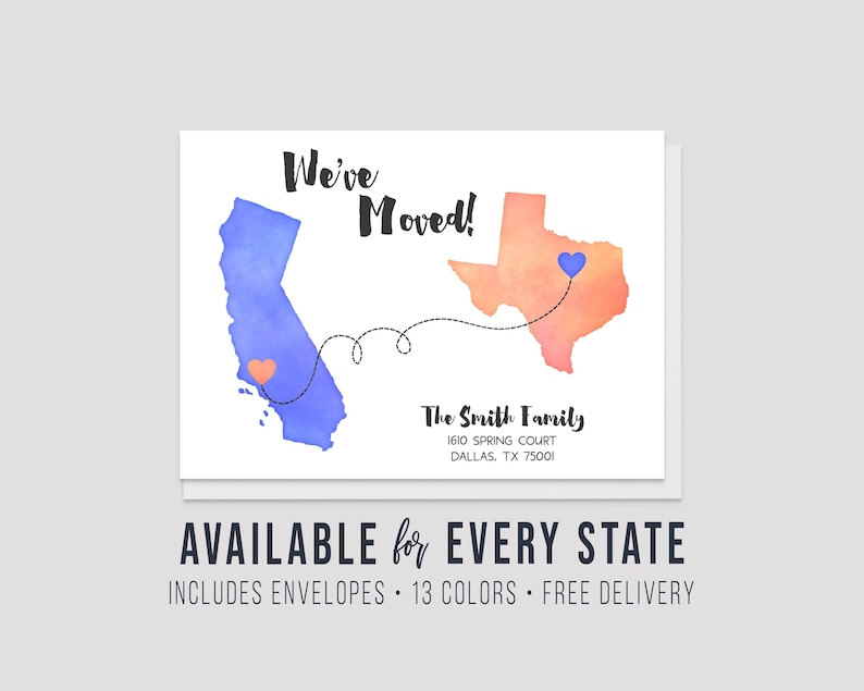 Puede incluir: Una ilustraci&oacute;n de acuarela de un contorno azul del estado de California y un contorno naranja del estado de Texas con un coraz&oacute;n azul que conecta los dos estados. El texto "We've Moved!" est&aacute; por encima de los estados. El texto "The Smith Family" est&aacute; debajo de los estados, junto con una direcci&oacute;n. El texto "AVAILABLE for EVERY STATE" est&aacute; debajo de la ilustraci&oacute;n, junto con el texto "INCLUDES ENVELOPES 13 COLORS FREE DELIVERY".
