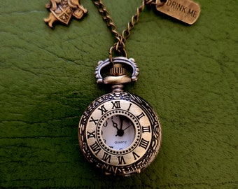 Collar de reloj de bolsillo de Alicia en el país de las maravillas con conejo blanco y dijes Drink Me