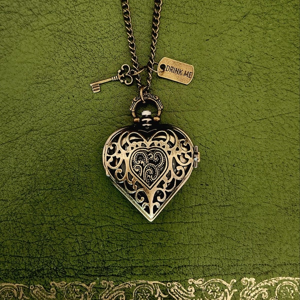 Collier montre de poche en bronze en forme de coeur Alice au pays des merveilles avec clé de style ancien et breloque Drink Me, montre de poche en bronze vintage