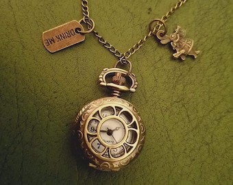 Collar de reloj de bolsillo de Alicia en el País de las Maravillas con 'Drink Me' y dijes de conejo blanco