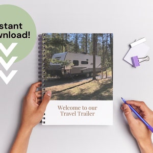 Pode incluir: Um caderno espiral com uma foto de uma caravana de viagem estacionada em uma área arborizada. O texto da capa diz "Bem-vindo à nossa caravana de viagem".