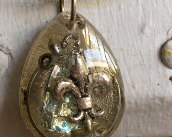Fleur de lis  with stone The Saints have it pinned down in this Pendant