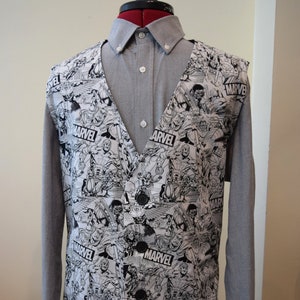 Chaleco de tela de Los Vengadores en blanco y negro para hombre; pajarita a juego disponible, con Capitán América, Ironman, Hulk y Viuda Negra