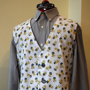Chaleco de los Minions para hombre con pajarita a juego disponible