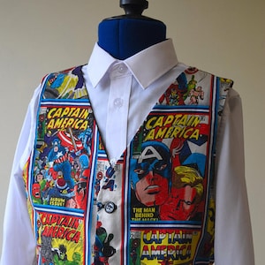 Disponibile gilet/panciotto coordinato con papillon con copertina a fumetti di Captain America da uomo