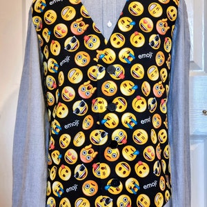 Chaleco de tela Emoji para hombre con pajarita a juego disponible