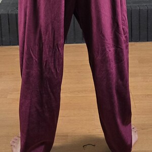 Puede incluir: Un pantal&oacute;n de terciopelo burdeos con cintura el&aacute;stica.