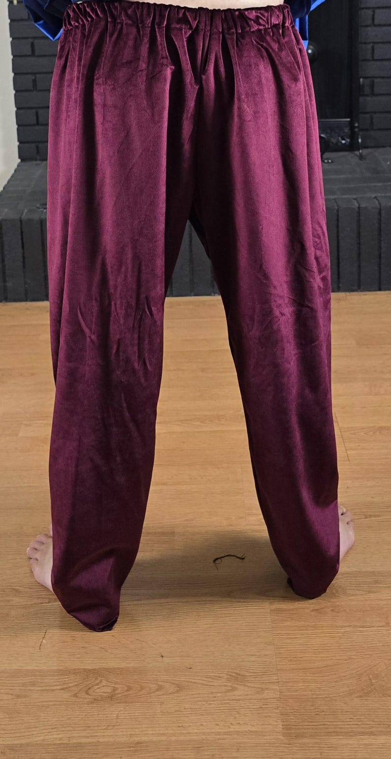 Puede incluir: Un pantal&oacute;n de terciopelo burdeos con cintura el&aacute;stica.