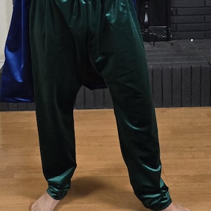 Puede incluir: Un pantal&oacute;n de terciopelo verde oscuro con una cintura ancha y un corte holgado.