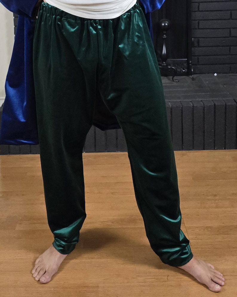 Puede incluir: Un pantal&oacute;n de terciopelo verde oscuro con una cintura ancha y un corte holgado.