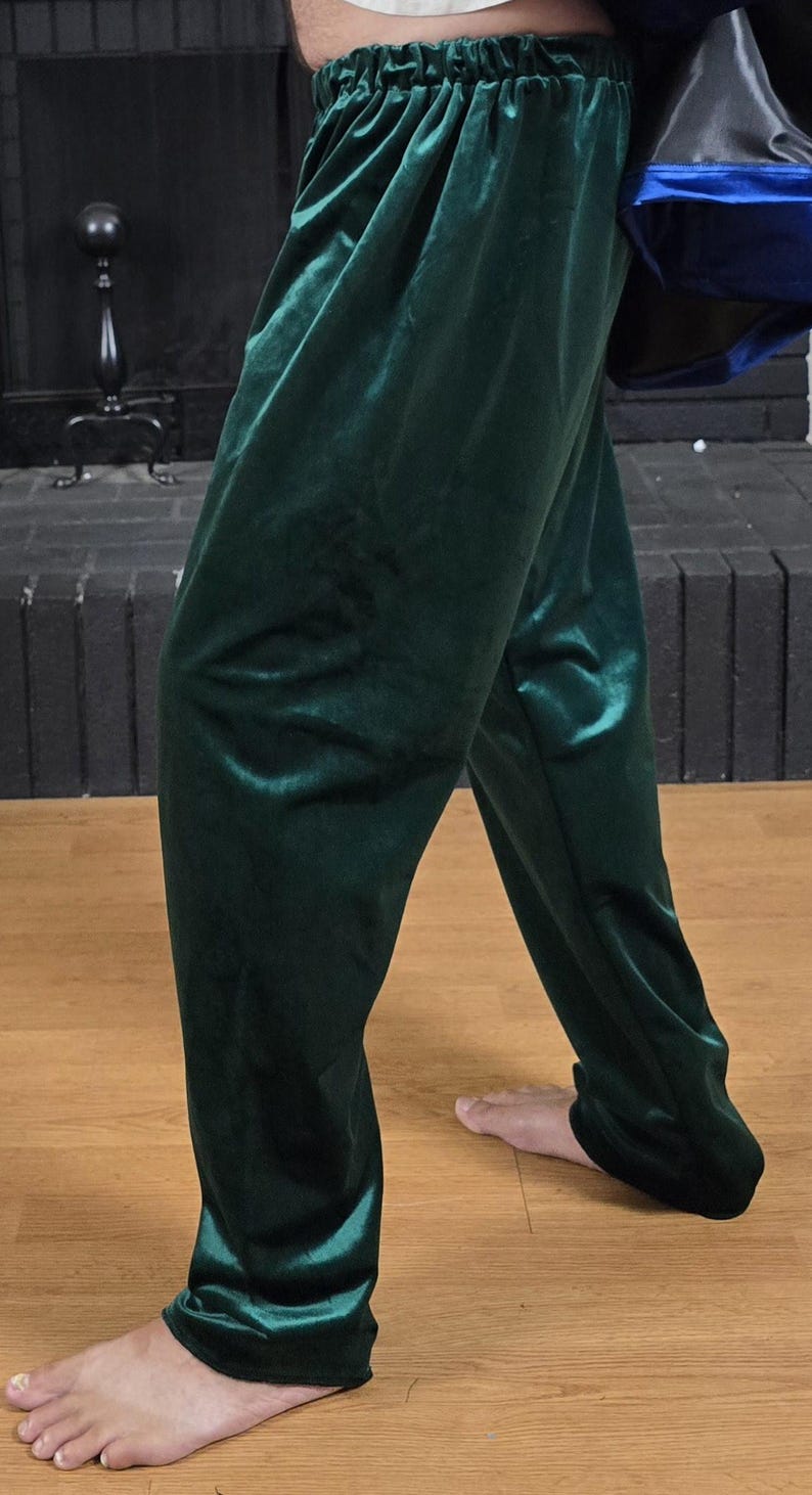 Puede incluir: Un pantal&oacute;n de terciopelo verde oscuro con cintura de cord&oacute;n.