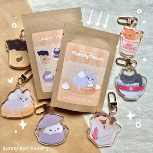 Sac aveugle Munchy Meows | porte-clés acrylique | autocollant vinyle brillant | Adorables chats avec de la nourriture | porte-clés de boulangerie pour chats | Sac invisible porte-clés