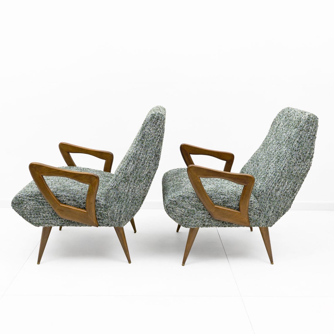 Pair of Italian Mid-Century Modern Armchairs with Sculptural Wooden Arms, foto 2 de 5