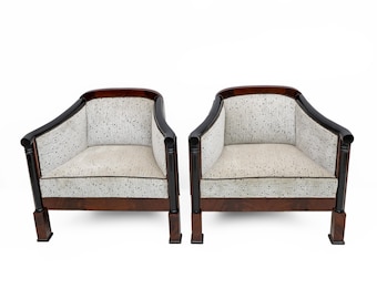 Een paar 19e-eeuwse Biedermeier mahoniehouten fauteuils met verenbekleding, Wenen 1840
