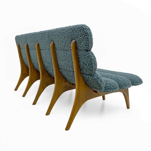 Adrian Pearsall-stijl Italiaanse moderne bouclé- en walnotenhouten bank