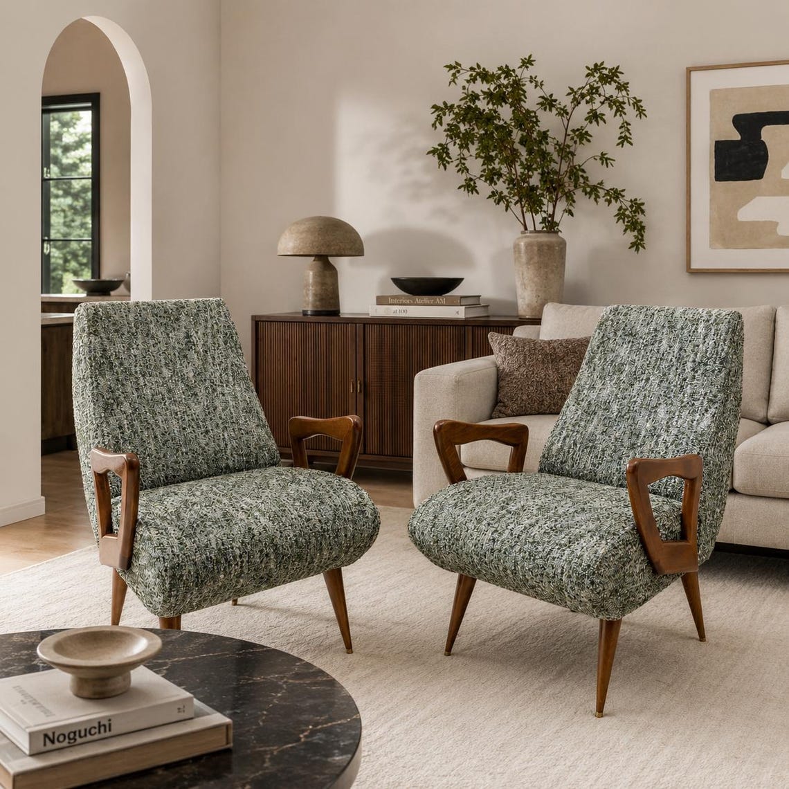 Pair of Italian Mid-Century Modern Armchairs with Sculptural Wooden Arms, foto 1 de 5