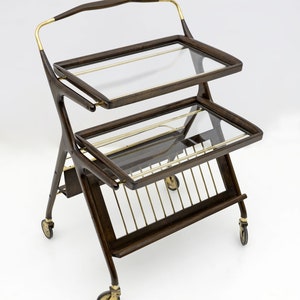 Wózek barowy Cesare Lacca w stylu Mid-Century Modern z orzecha włoskiego i mosiądzu, Włochy, Cassina, lata 50. XX w.