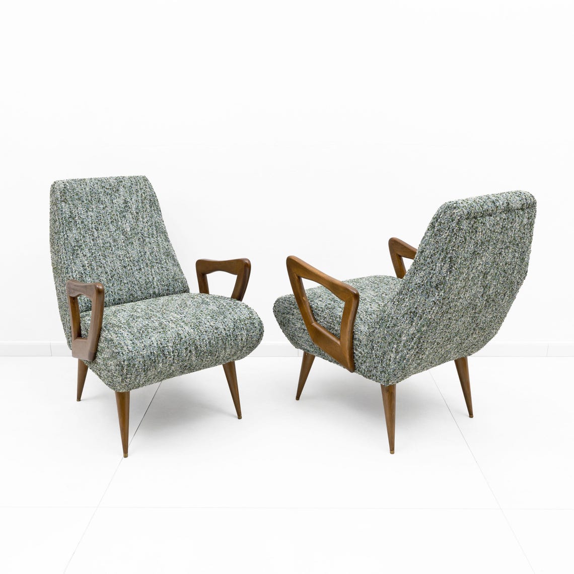 Pair of Italian Mid-Century Modern Armchairs with Sculptural Wooden Arms, foto 4 de 5