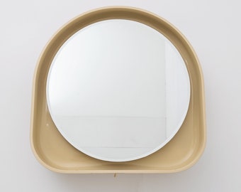 Puede incluir: Un espejo de pared beige redondeado con una gran superficie reflectante circular.