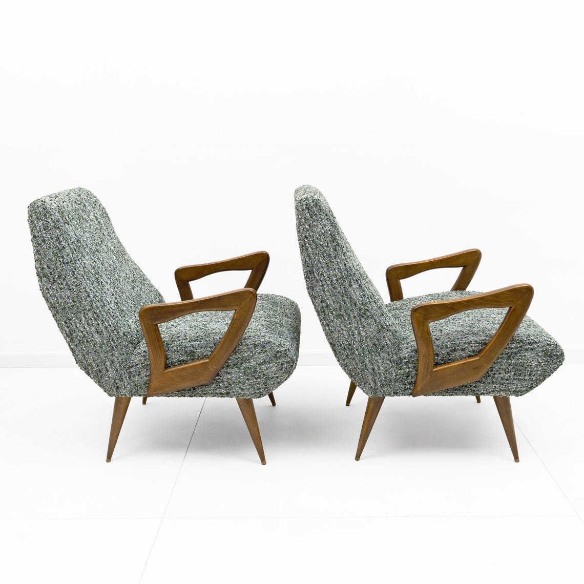 Pair of Italian Mid-Century Modern Armchairs with Sculptural Wooden Arms, foto 3 de 5