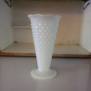 Hobnail hohe Milch Glas Vintage Vase Rüschen Rand Vintage Milchglas Hochzeit Dekor schäbige schicke Land Bauernhaus floral arrangieren