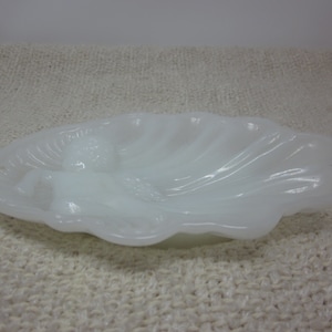 Avon "Heavenly" milk glass Cherub soap dish pin tray catch all dish dresser tray