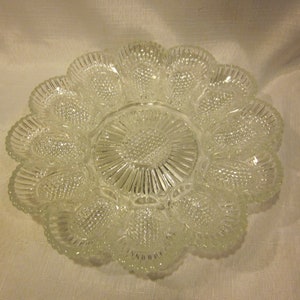 Assiette à oeufs farcies en verre pressé Assiette à oeufs farcies en verre transparent vintage