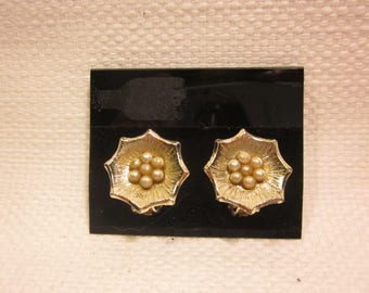 aretes de clip con perla y flor en tono dorado vintage joyería vintage