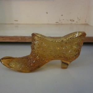 Amber glass shoe daisy and button pattern amber bootie pointed toe collectible glass vintage glass art glass glass slipper Fenton?