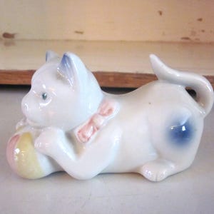 Keramik Katze Figur mit Ball Vintage Katze Sammlerstück Katzenliebhaber Kitty Haustier Elternteil