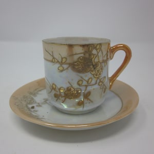 T & T Takito handgeschilderde perzik en witte glans demitasse met gouden detail gemaakt in Japan vintage demitasse espresso lustreware