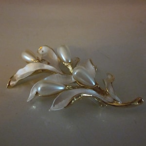 broche à feuilles vintage goldtone blanc émail nacre bijoux vintage épingle vintage