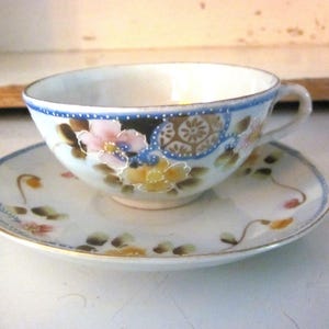 Nippon Teetasse handbemalt mit erhabenen Verzierungen blau rosa gelb Blumenvergoldung Detail Vintage Nippon