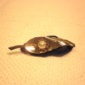 Broche dorée vintage en forme de feuille, broche vintage, bijoux vintage