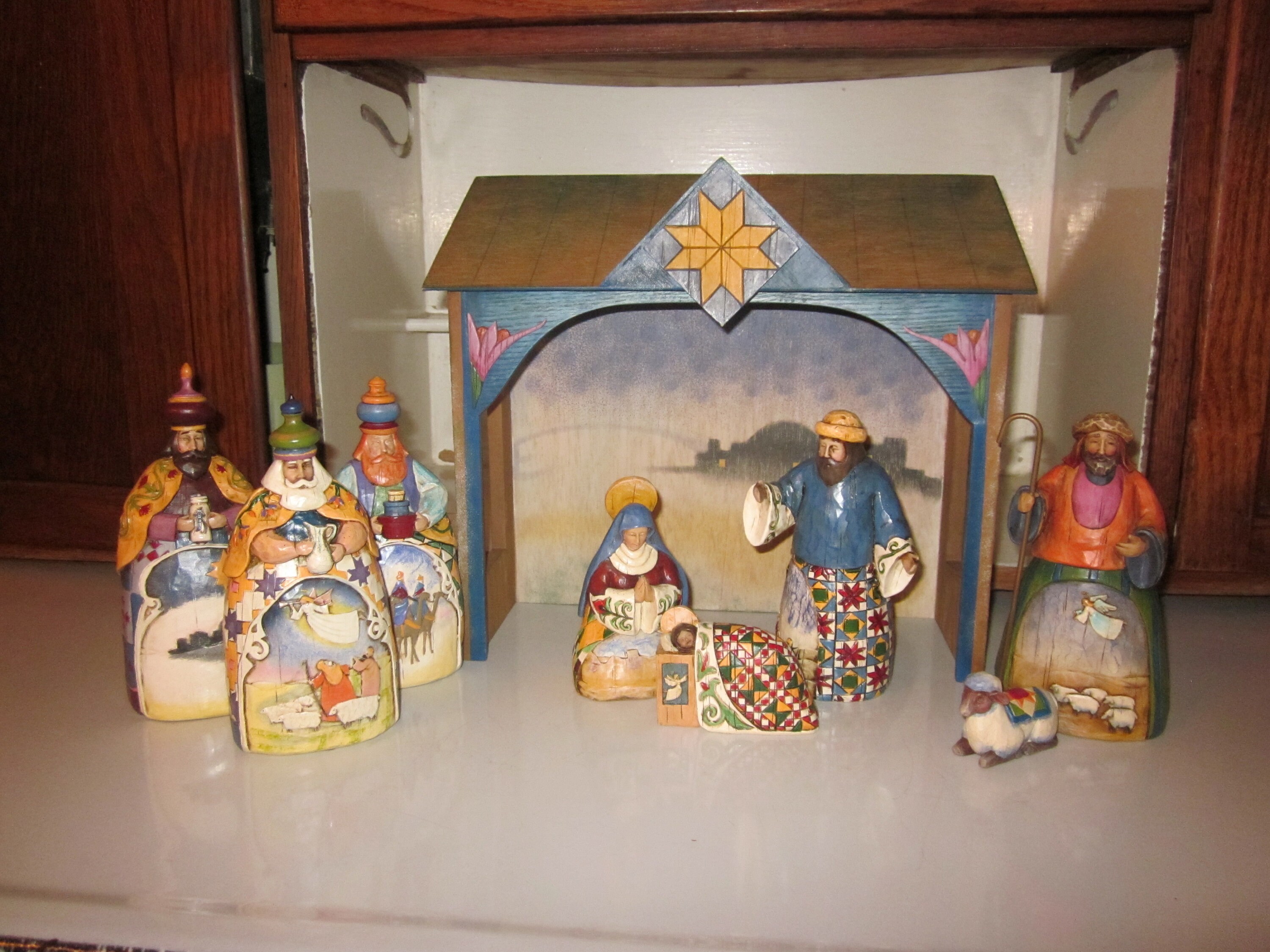 エネスコ Enesco 置物 インテリア Enesco Jim Shore Heartwood Creek Holy Family with Stable 4-Piece Na www.medisar.am