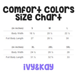 Puede incluir: Tabla de tallas para ropa en pulgadas. Las tallas incluyen S, M, L, XL, 2XL y 3XL. Las medidas se dan para el ancho del cuerpo y la longitud total del cuerpo.