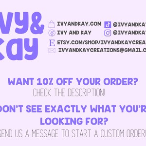 Puede incluir: Un logotipo morado y blanco para un negocio llamado "Ivy & Kay". El logotipo incluye iconos de bolsa de la compra, Facebook, TikTok, Instagram y correo electr&oacute;nico. El texto "WANT 10% OFF YOUR ORDER? CHECK THE DESCRIPTION! DON'T SEE EXACTLY WHAT YOU'RE LOOKING FOR? SEND US A MESSAGE TO START A CUSTOM ORDER!" tambi&eacute;n est&aacute; incluido.