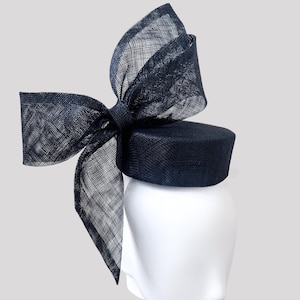 ÉBANO VERANO Black Sinamay Mini Pillbox | Contemporary Bow Fascinator | Race Day & Wedding Millinery
