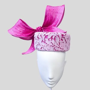 LAZO ROSA ENCAJE Ombre Pink Lace Pillbox Hat | Parisisal Bow Fascinator | Race Day & Wedding Millinery