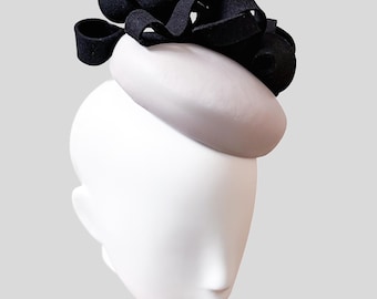 CHIARA Grå & Svart Lädercocktailhatt | Vinterfascinator i Ullfilt | Tävlingar och Bröllopsmode | Damhuvudbonad
