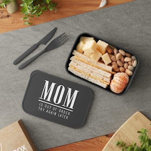 Caja Bento con utensilios "Mamá está fuera de servicio": linda lonchera para mamás, recipiente reutilizable para alimentos, recipiente portátil para preparar comidas, regalo para ella