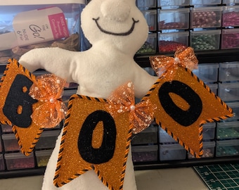 fantasma con letrero de Boo y adorno de corona