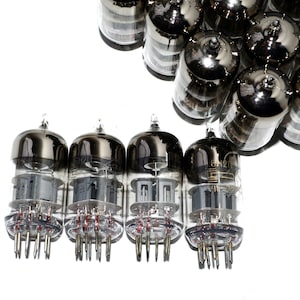 Puede incluir: Cinco tubos de vacío plateados con componentes de vidrio negro y metal. Los tubos tienen varios pines en la parte inferior y están dispuestos en una fila.